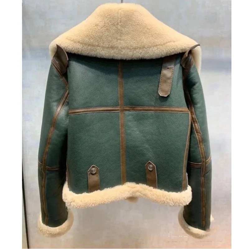 Giacca corta ispessita integrata in pelle e pelliccia per l\'inverno 2024 delle donne nuova giacca da moto con risvolto grande Patchwork verde