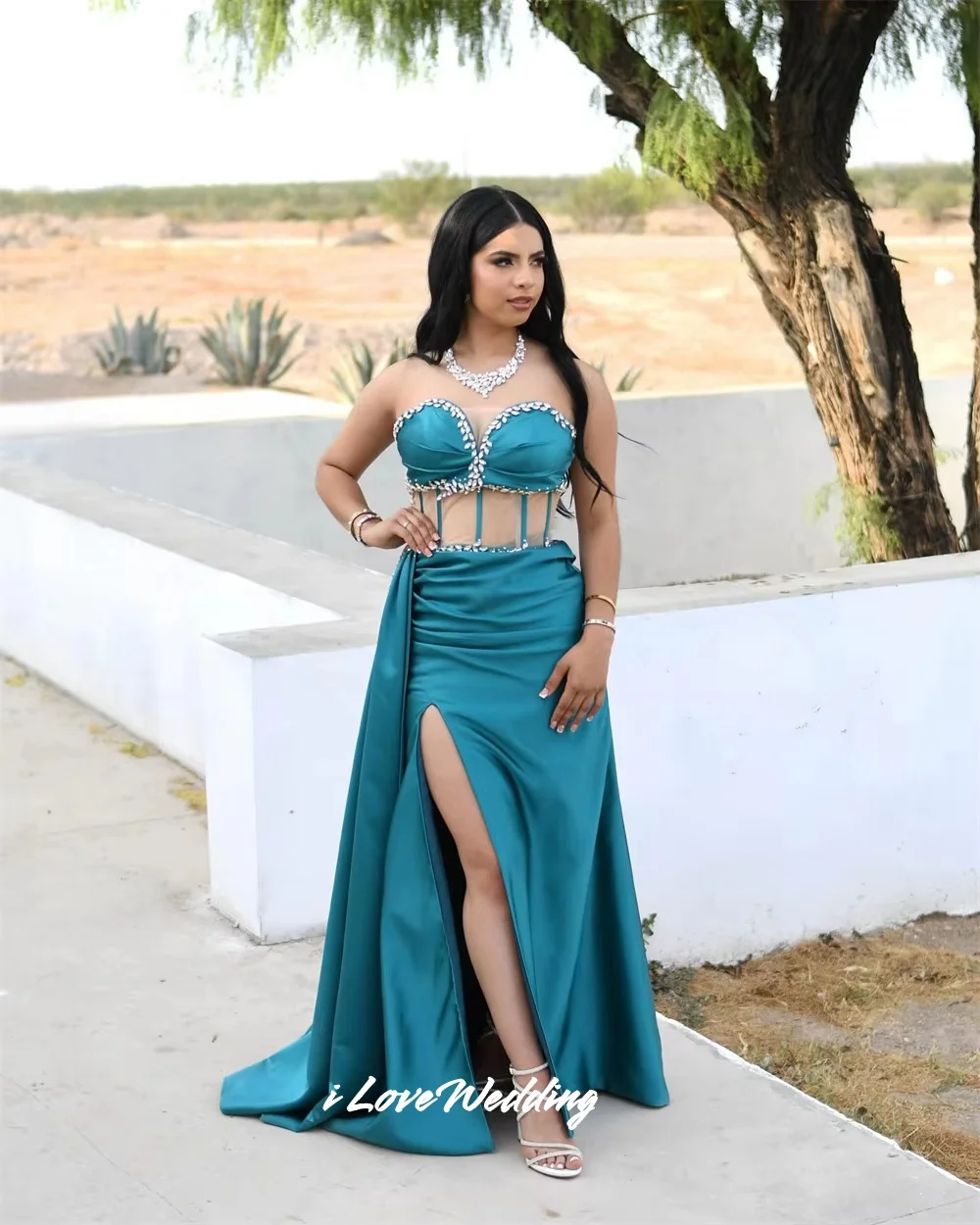 Abito da ballo senza maniche in cristallo con sirena a cuore blu con scollo a cuore senza schienale Sweep Train Abiti da sera lunghi fino al pavimento pieghettati personalizzati