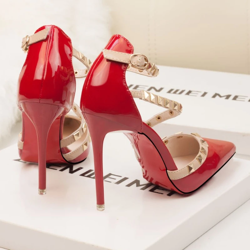 Rebite sexy dedo do pé apontado sandálias de salto alto feminino elegante vermelho estilingue sapatos de casamento sapato moda designer marca saltos finos senhoras