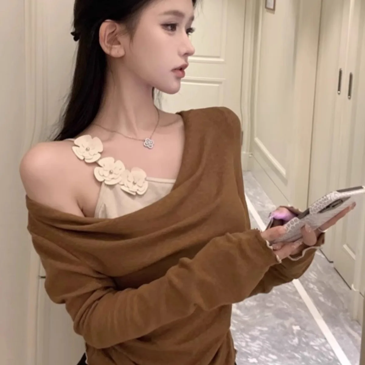 Chic Hidden Flower Long Sleeve Slim Fit T-Shirt Autumn New Style Sexy Girl Design Oscillating Collar Top Women's Fashion