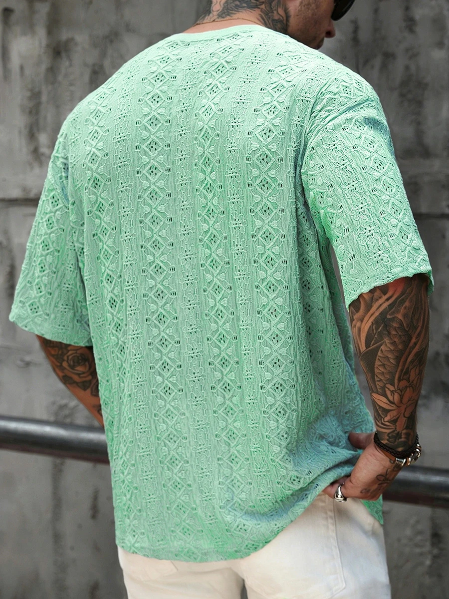 Herren-T-Shirt mit kurzen Ärmeln und Hohlmuster, atmungsaktives Sommer-Oberteil mit Rundhalsausschnitt, einfarbig, lässiger Schnitt. – Detail 5
