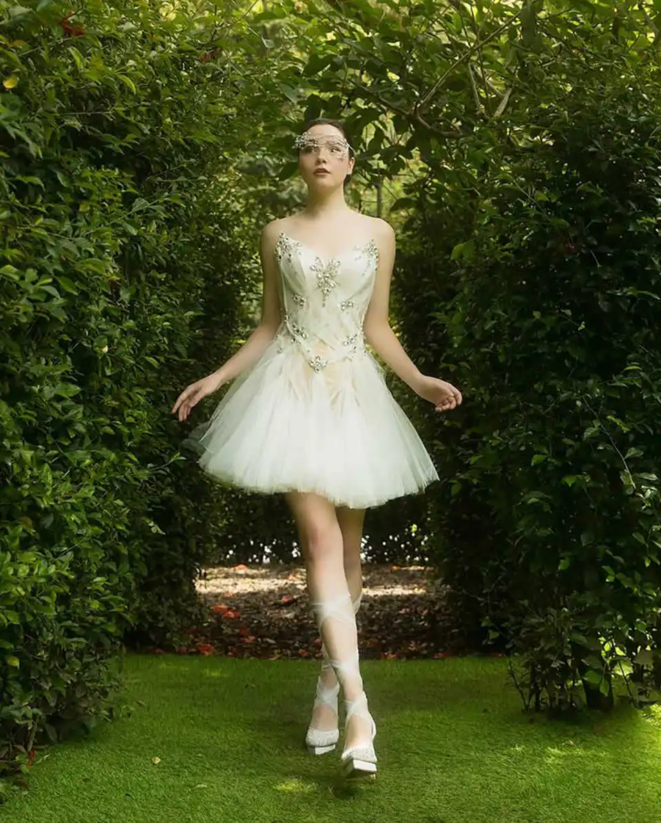 فساتين زفاف أنيقة على شكل حرف V على شكل حرف V فساتين زفاف عتيقة بدون حمالات مخصصة فوق الركبة طول رداء صغير De Mariée