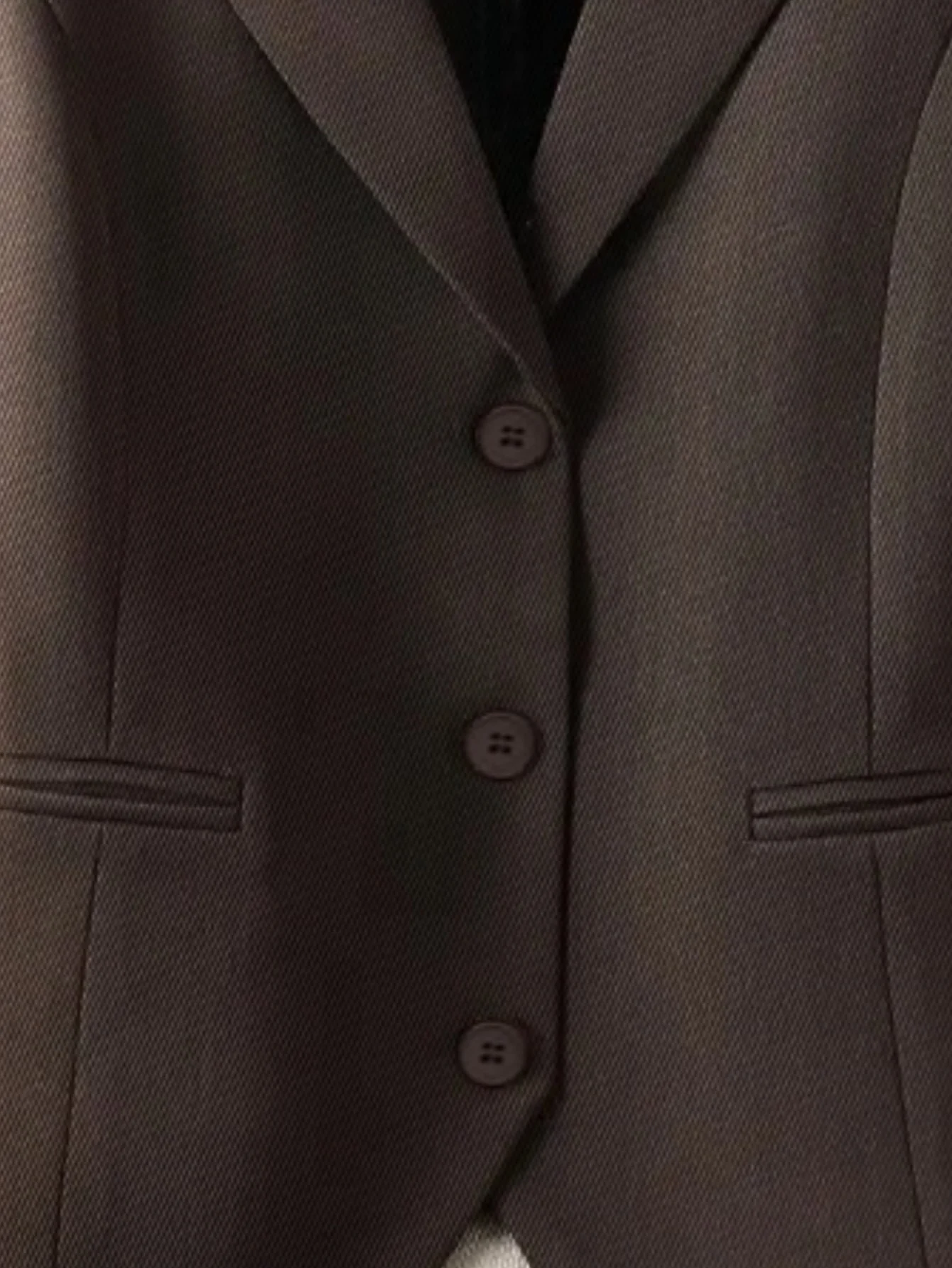 เสื้อกั๊กสูทผู้หญิงสไตล์วินเทจ สีน้ำตาล แบบสั่งตัด ไม่มีแขน ปกเสื้อแบบลาペル ดีไซน์กระดุมเข้ารูป เหมาะสำหรับใส่ทำงานประจำวัน สวมใส่สบาย ดีไซน์พับได้ทุกแบบ