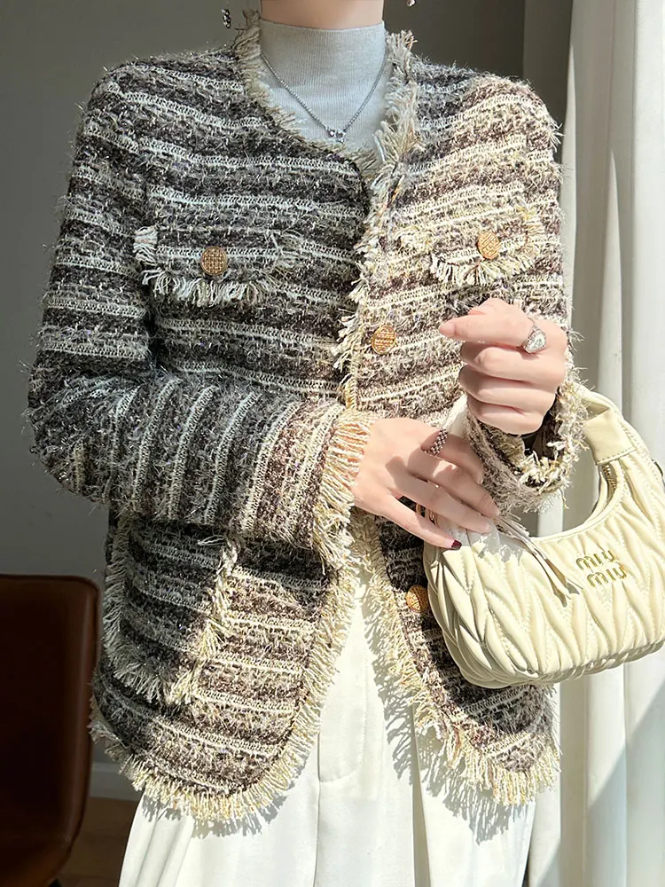 

Модная утепленная куртка-жакет из букле с круглым вырезом, бахромой и цветовыми блоками, приталенного кроя, для осени и зимы