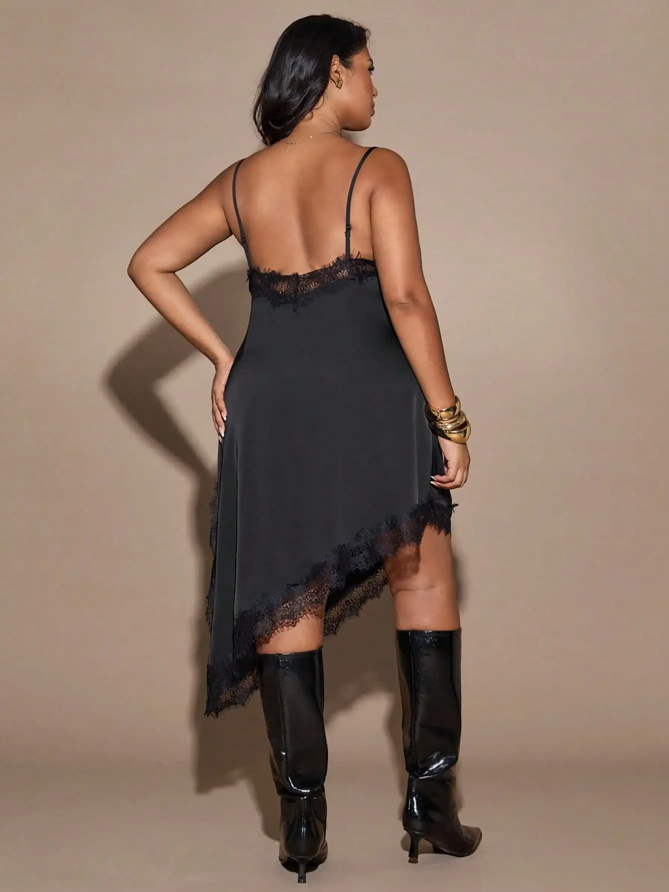 

Черное асимметричное платье-комбинация с кружевной отделкой и тонкими бретелями