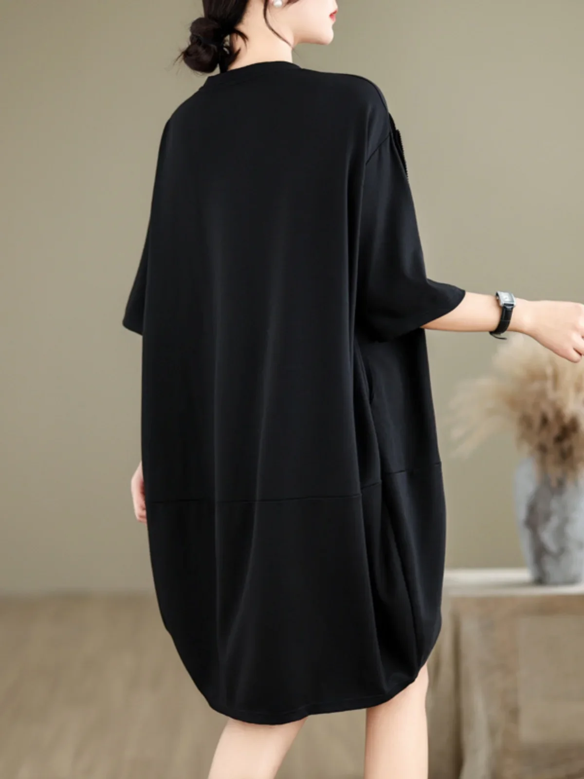 Abito da donna Fiori irregolari Fiori T-shirt casual allentata Abiti Asimmetria Moda Abiti estivi neri Donna 2025 Nuovo