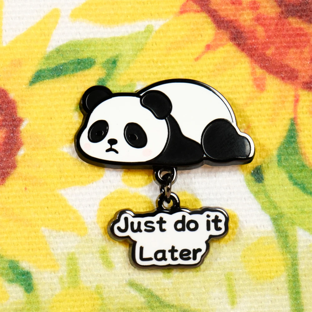 Panda-Prokrastination-Brosche „Just Do It Later“, lustiges Slogan-Abzeichen, Cartoon-Tier-Anhänger, Emaille-Pin, Dekoration zur Stressreduzierung, Geschenk – Detail 4