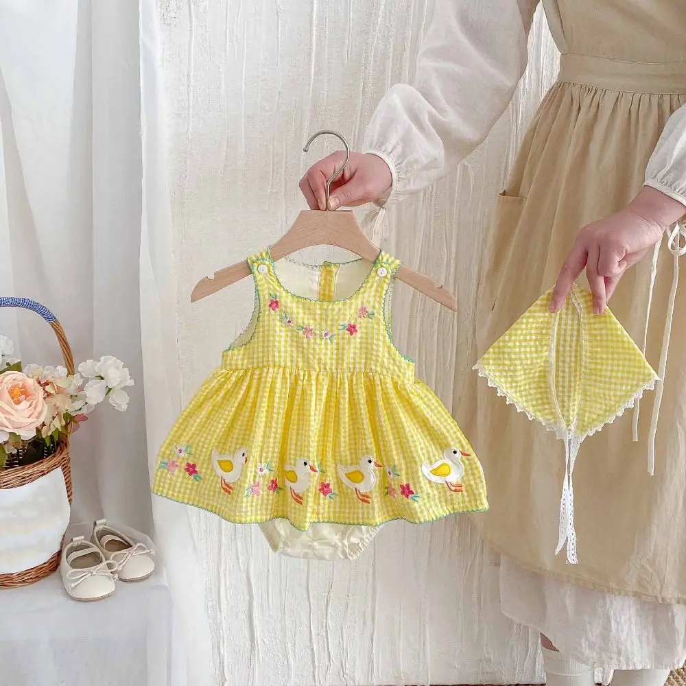 

Sleeveless Design Baby Girl Romper Dress Yellow Gingham Duck Print Princess Dress Cotton Material Floral Embroidery