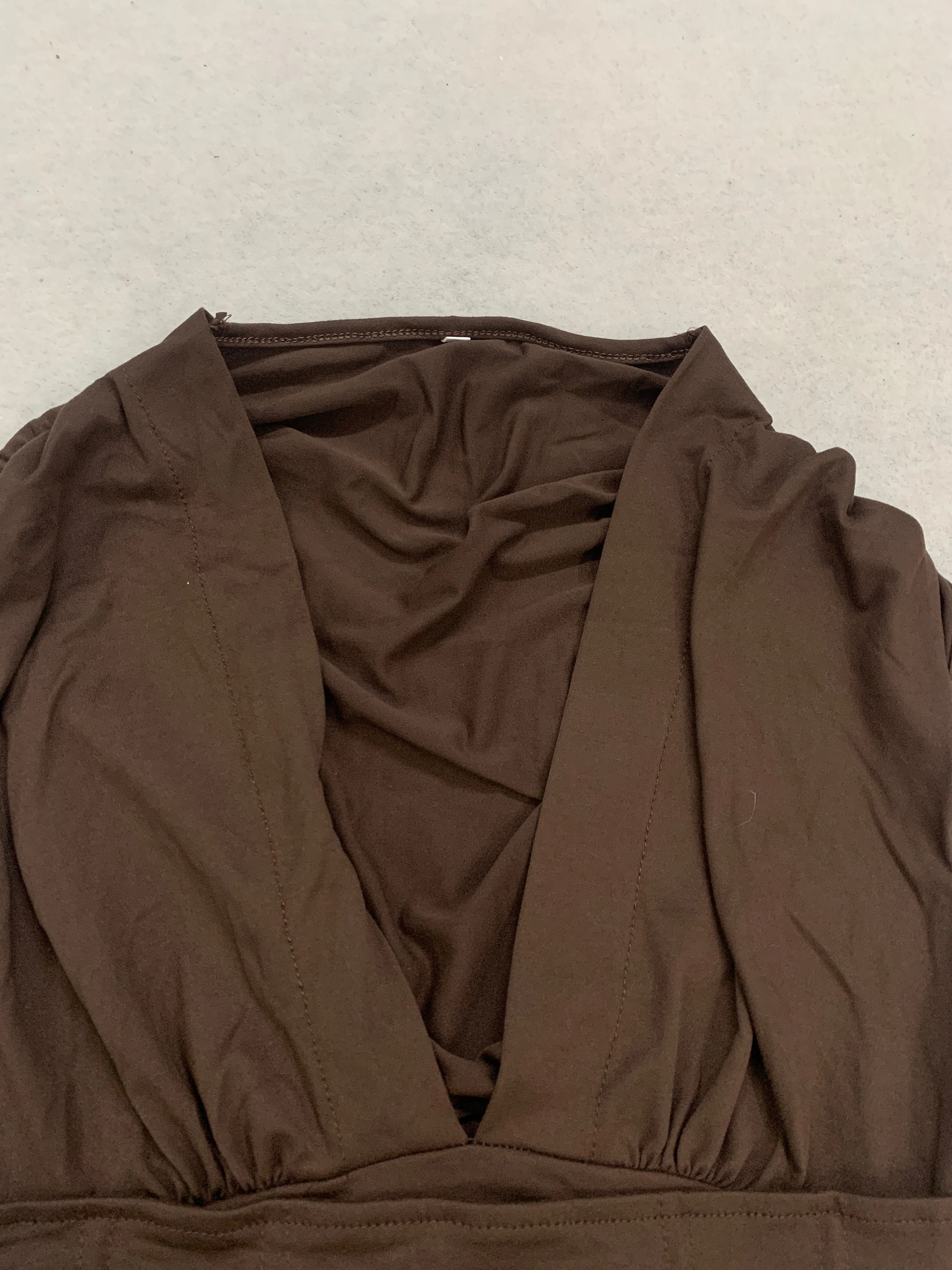 Damenkleid mit tiefem V-Ausschnitt, enganliegendem Schnitt, Taillierung und Rüschen, elegantes Mini-Kleid für Nachtclubs und Partys, kurzer Rock für Frauen. – Detail 5