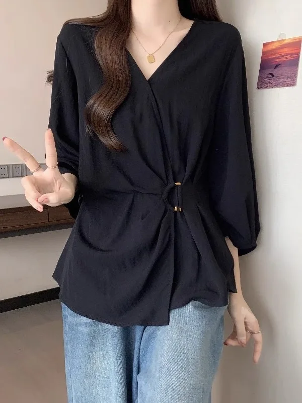 

Черная женская рубашка свободного кроя с V-образным вырезом и рукавом три четверти, с плиссировкой, в деловом стиле, стройнящий топ, асимметричная корейская версия