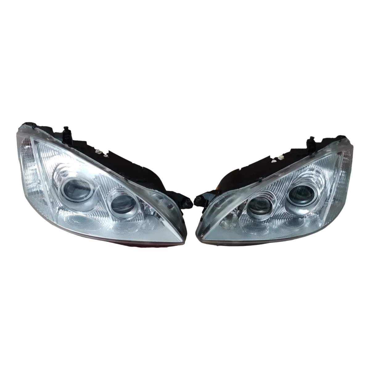 

DOS Applicable to Front Headlights of Benz S-Class W221 S300 S350 S400 S500 S600 S320 Car Lights 6000k Color Temperature