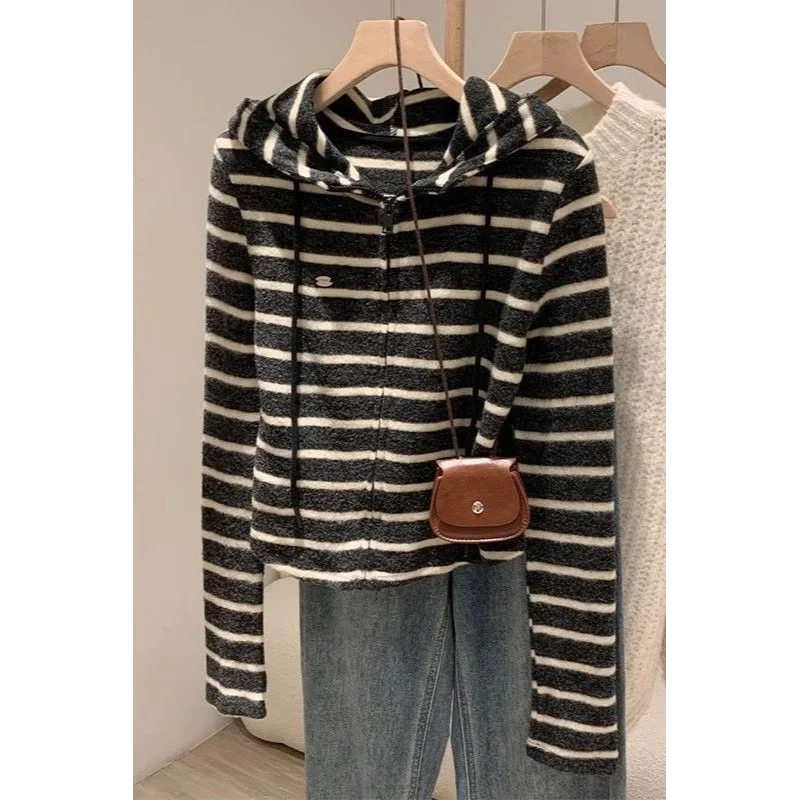Kurtka damska 2025 zima nowa moda dzianinowa blok kolorów paski z kapturem zapinana na zamek ze sznurkiem sweter
