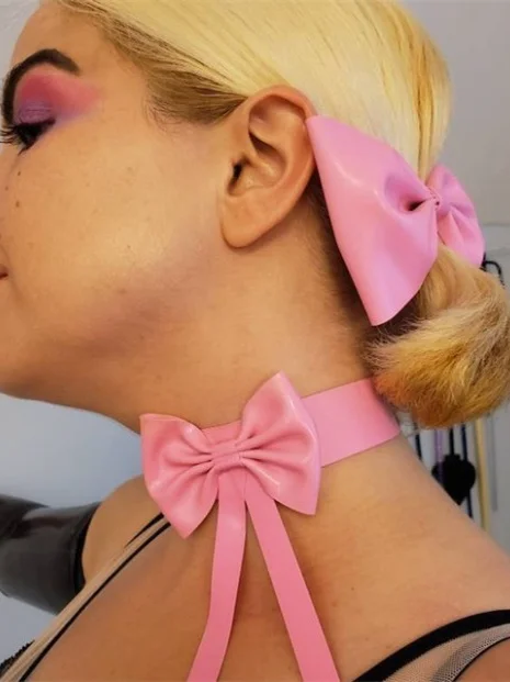 

Резиновое розовое латексное колье по индивидуальному заказу с бантом и соответствующим бантом для волос, элегантный стильный женский аксессуар для вечеринки