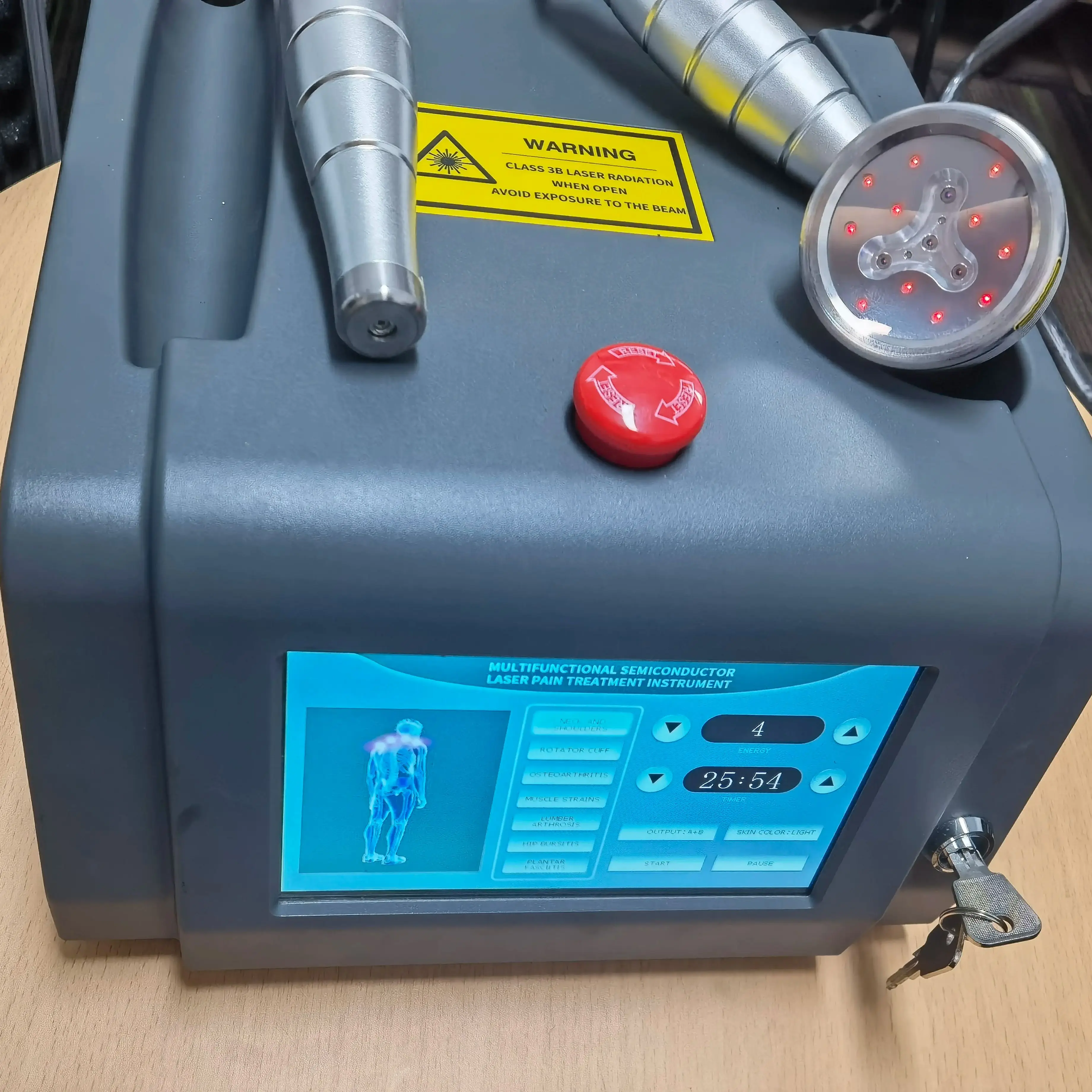 1064nm LLLT آلة العلاج بالليزر جهاز العلاج الطبيعي خارج الجسم ، العلاج المزدوج لمحاكاة الخلية الطول الموجي لتخفيف الآلام
