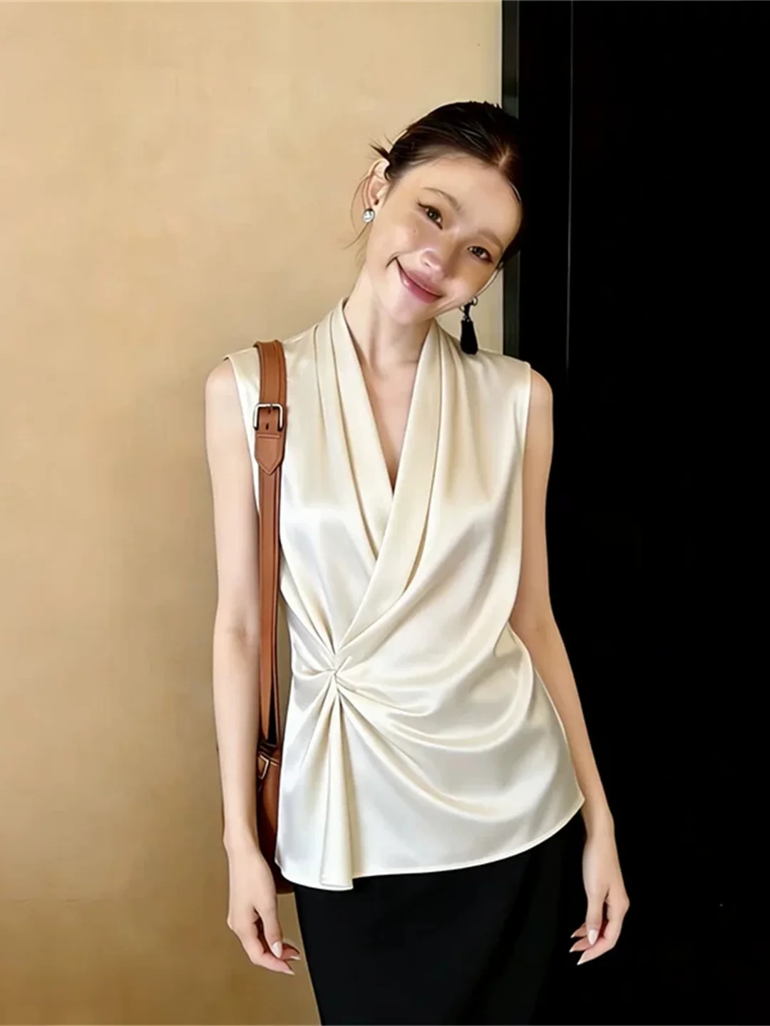 

Fashionable V-Neck Sleeveless Vest Slimming Waist Design Korean Style Commute Straight Cut Silken Top for Young Women