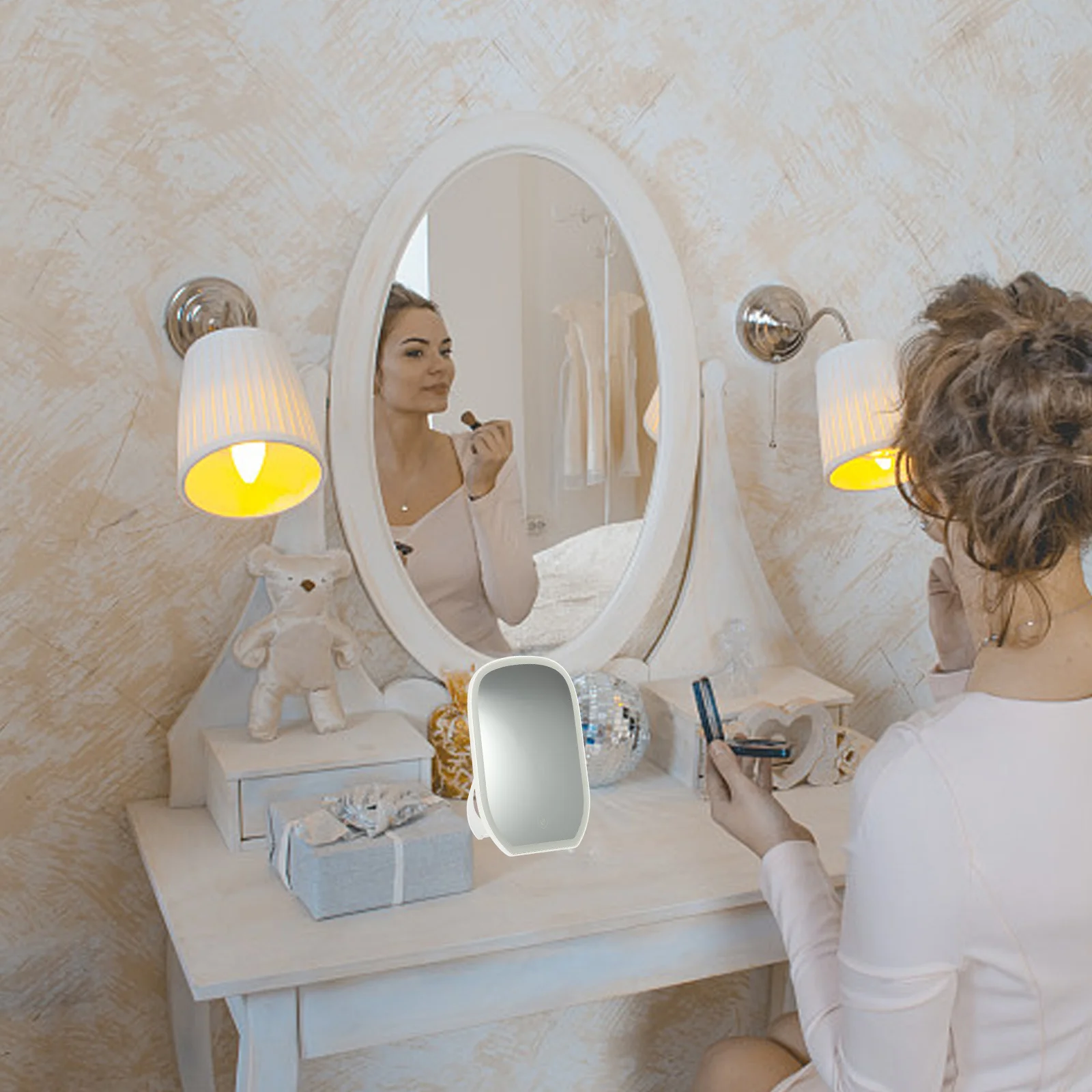 مرآة مكياج LED قابلة للطي وقابلة للتعديل وخفيفة الوزن ومرآة زينة محمولة لملحقات مكياج الحمام في غرفة النوم