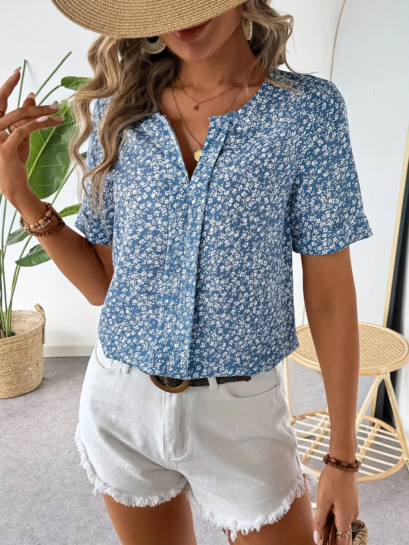 New women's short-sleeved shirt, holiday style blue floral crew-neck shirt, women's wear