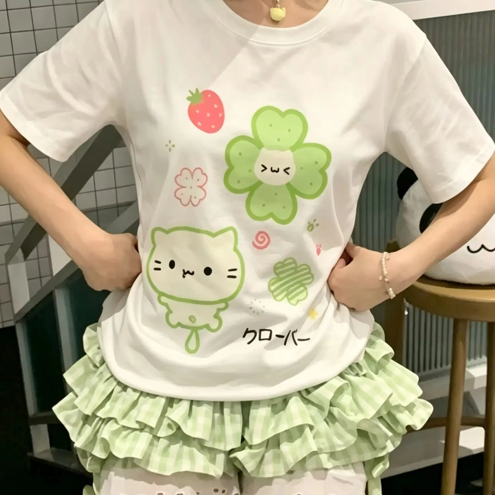 2026 Pastellgrünes Kawaii-Katzen-T-Shirt mit vierblättrigem Kleeblatt, japanischem Text und Erdbeer-Grafik, sommerlich, lässig, locker geschnitten, Damen-Oberteil – Detail 6