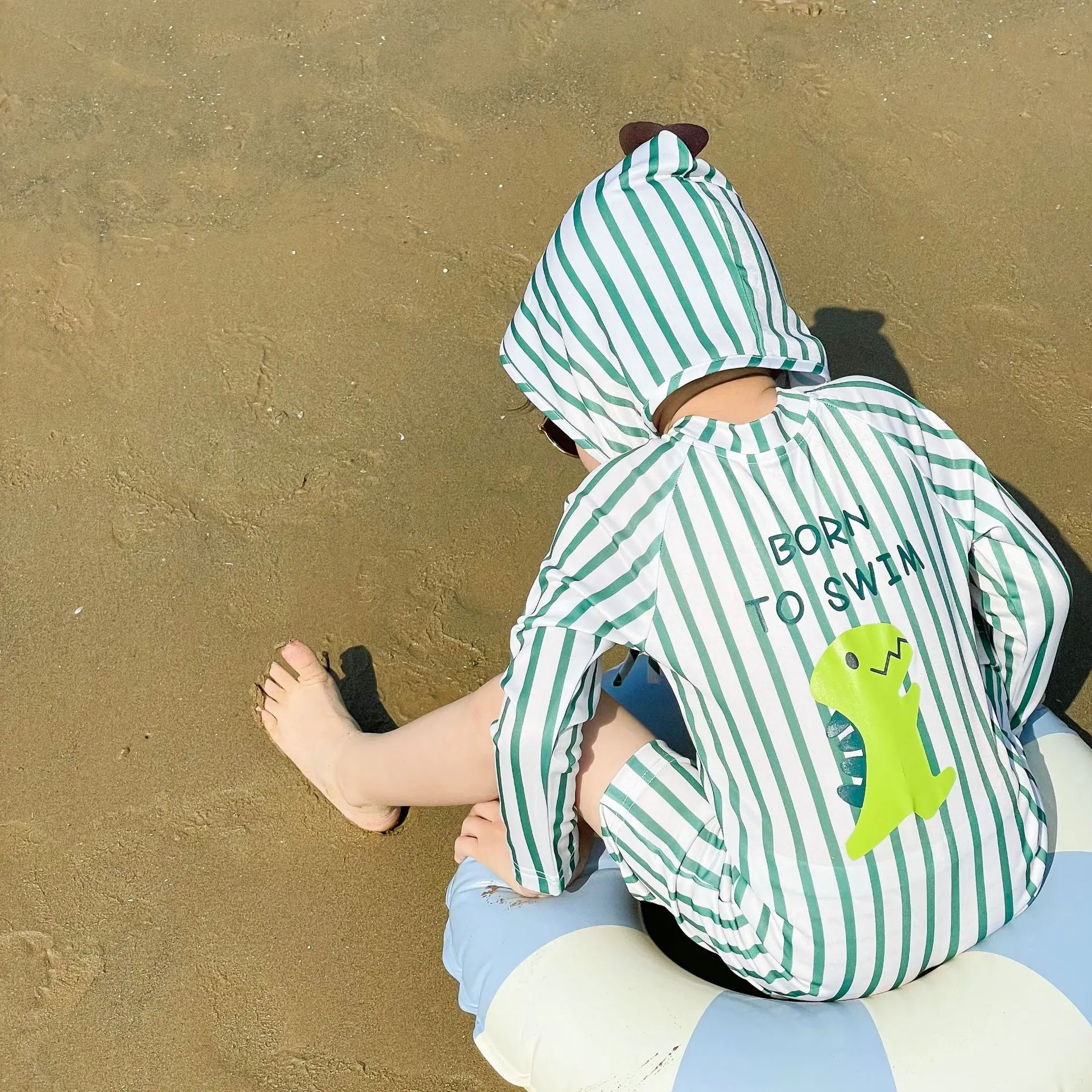 Jednoczęściowy strój kąpielowy dla dzieci chłopcy z długim rękawem szybkoschnący słodki dinozaur w paski strój do surfingu kostium kąpielowy malucha