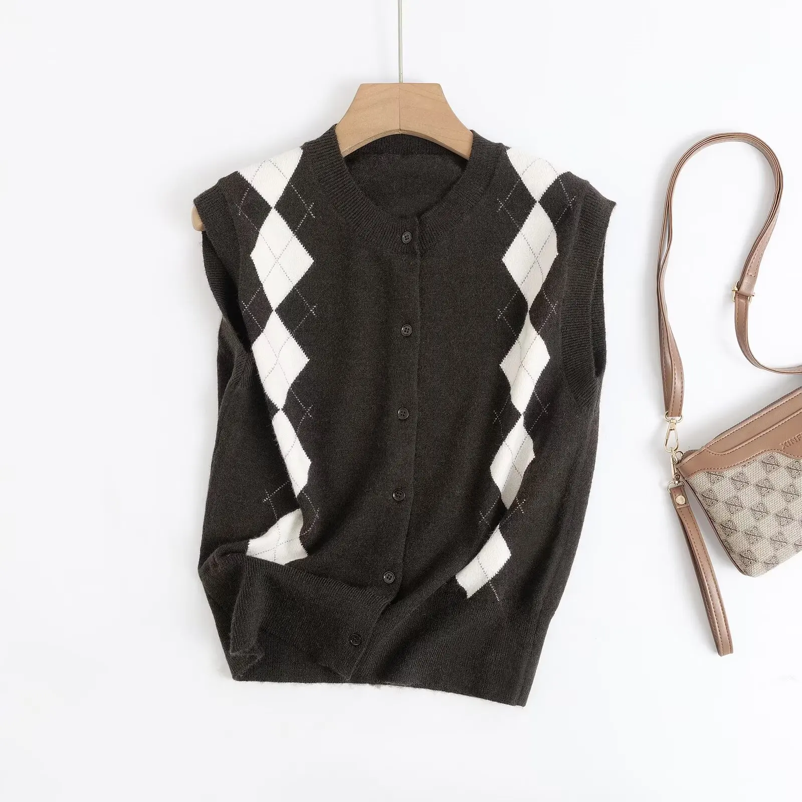

Эфирный костюм 2026 MD: Новая весенняя модель женского повседневного вязаного жилета без рукавов с круглым вырезом и ромбовидным узором в стиле ретро