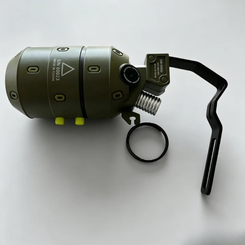 Image of Manueller Zylinder-Pelletwerfer mit Flip-Sicherheitsverriegelung – Tragbares Hand-Schießgerät für Outdoor-Freizeitaktivitäten