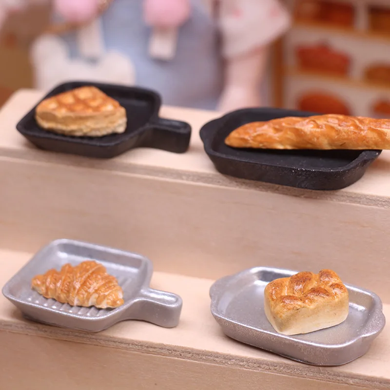 

2Pcs/set 1:12 Dollhouse Baking Tray Miniature Dollhouse Bakeware Dolls House Food Plate Kitchen Decoration Accessoies