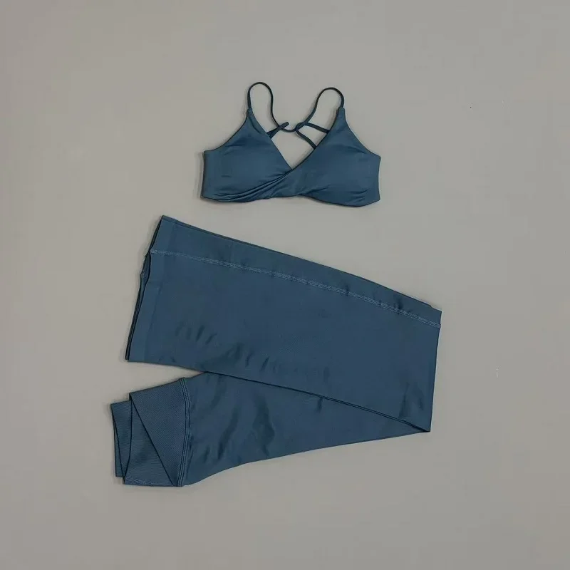 2-teiliges Damen-Workout-Set: High-Waist Cross Flare Leggings und Neckholder-Sport-BH – Schnelltrocknendes, figurformendes Gym-Trainings-Outfit – Detail 14