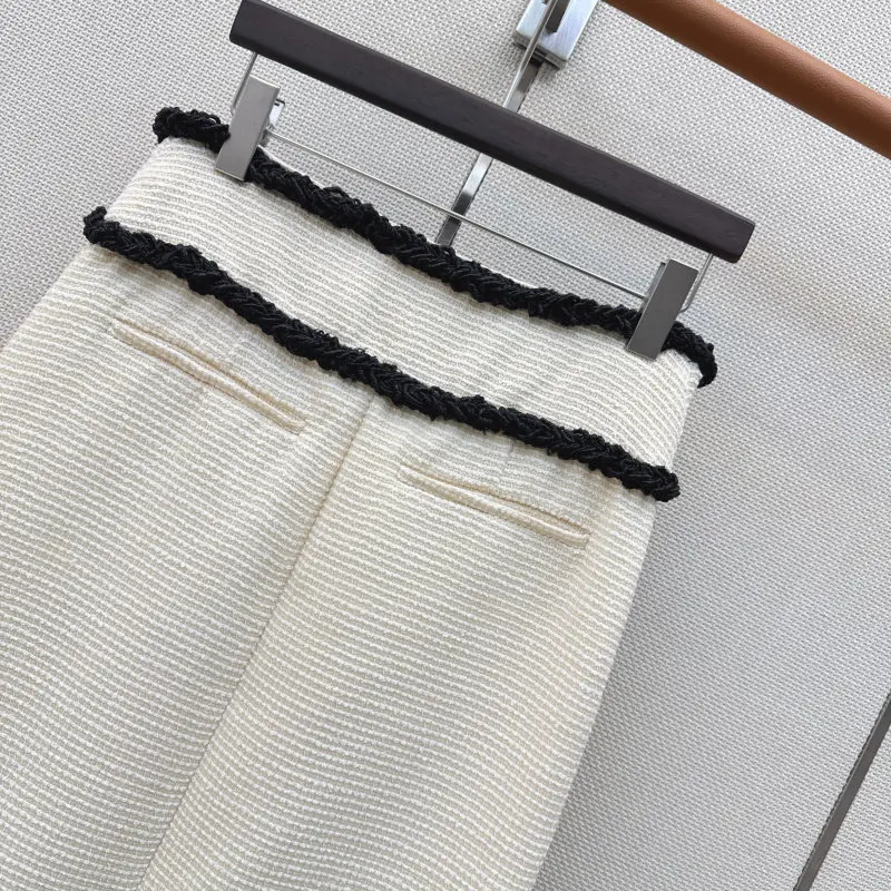 Falda midi trenzada de cintura alta con ribete en contraste y abertura