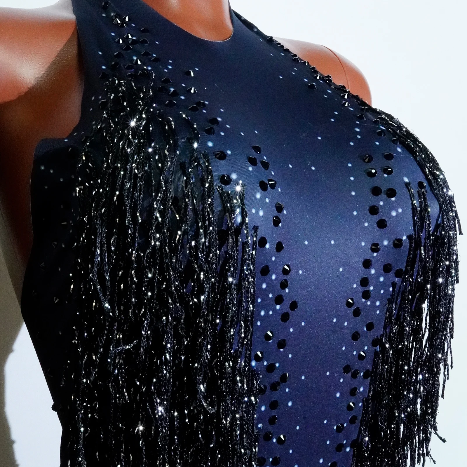 Kostium do tańca latynoamerykańskiego, błyszczący, czarny, kryształki, frędzle, trykot, świętowanie, klub, urodziny, pokaz, taniec na rurze, klub nocny, scena, drag queen