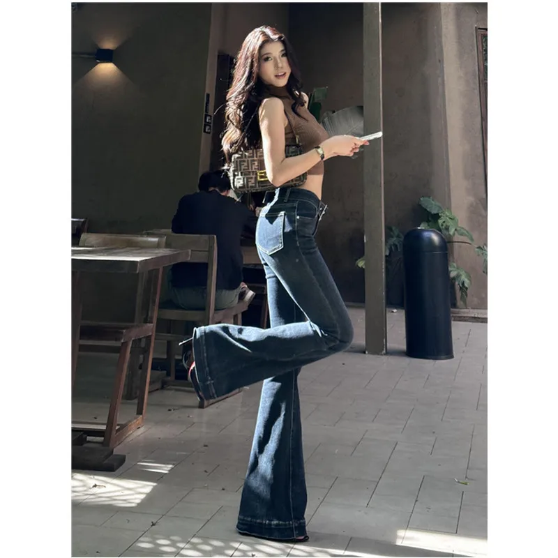 

Американские ретро-брюки-клеш в уличном стиле, облегающие, модные 2025 года. Женские джинсы-клеш с низкой посадкой, скрывающие бедра и стройнящие фигуру.