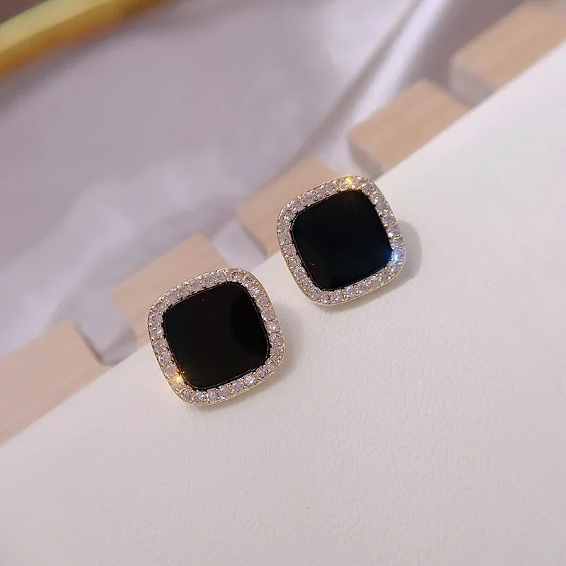 Magnificent Black Women's Earrings, Simple Temperament, Fashionable Personality, Small and Cool Style, Geometric Button Earrings