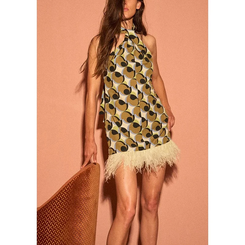 فستان صيفي جديد أنيق للنساء بتصميم قصير مع زخرفة ريشية حول الرقبة وطباعة نمط هندسي من ألياف البوليستر