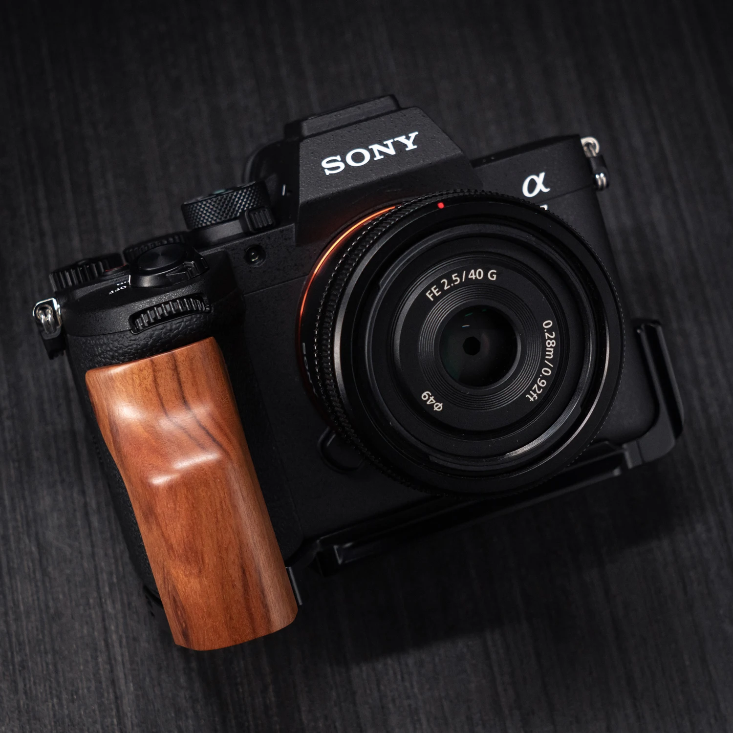 YUWOOD für Sony A7R5 / A7M4 Kamera-Cage mit Holzgriff und integrierter Schnellwechselplatte für Arca-Swiss Cage Rig Kit – Detail 31