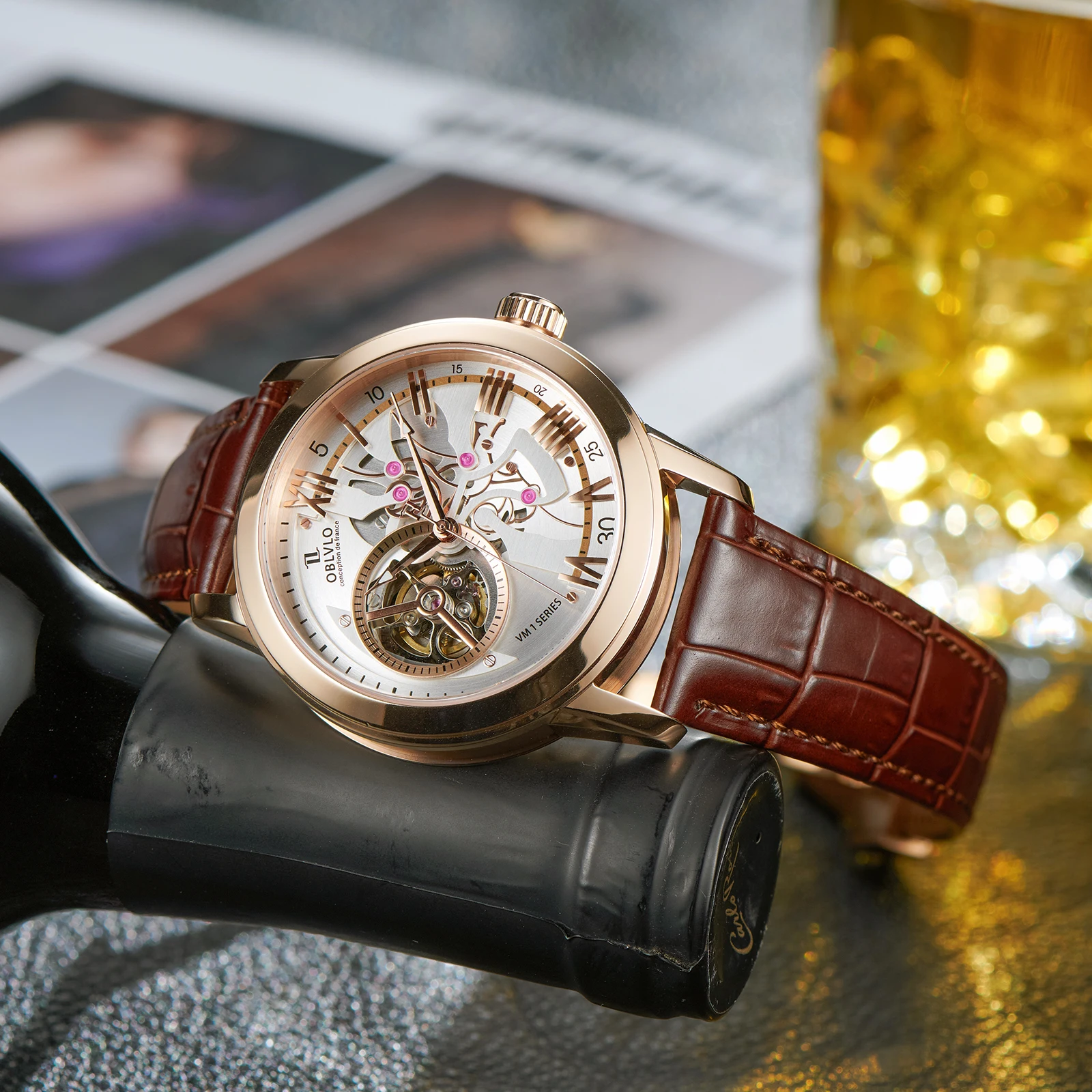 ساعة OBLVLO للرجال أوتوماتيكية فريدة من نوعها مجوفة باللون الذهبي الوردي 42 ملم مينا بيضاء وحزام جلدي بني ميكانيكي كلاسيكي VMQ-ND