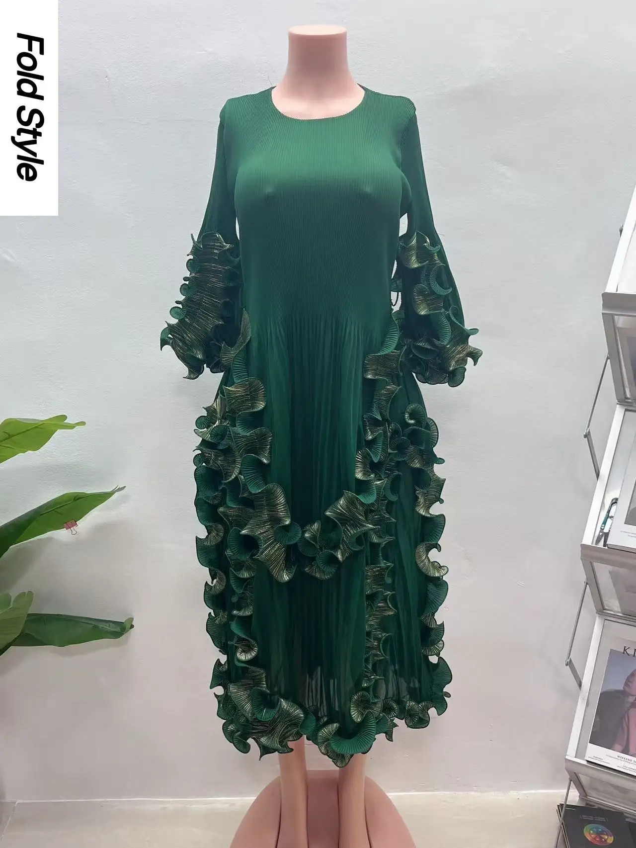 

2025 Summer New Miyake Crew Neck Fungus Edge Long Sleeve Pleated Dress Loose Medium and Long Dress Women