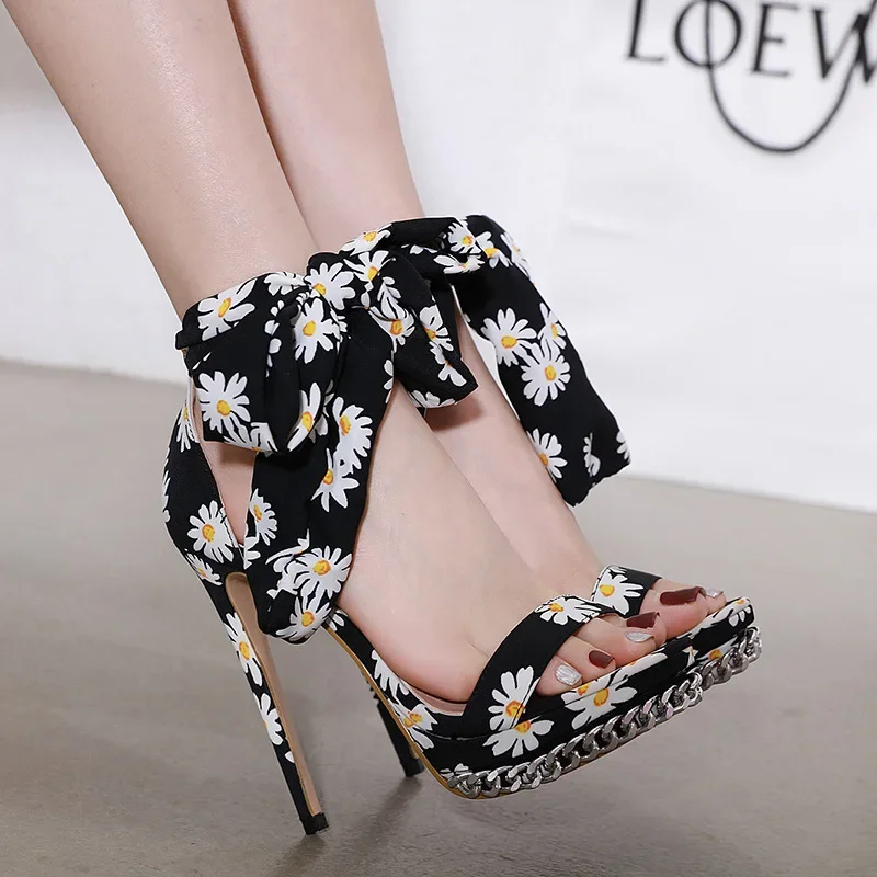 2024 Nieuwe Mode Vrouwen Vlinderknoop Kant Up 13Cm Stiletto Europese En Amerikaanse Modetrend Kleine Chrysanthemum Damesschoenen