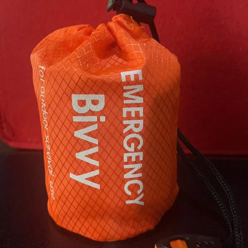 Notfall-Schlafsack, Überlebensdecke, Thermo-Mylar-Biwaksack, leichter, wasserdichter, tragbarer Unterschlupf für Camping und Wandern