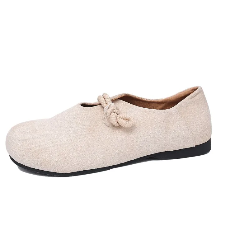 Modne mokasyny z zamszu na płaskiej podeszwie, okrągły nosek, wsuwane, idealne na wiosnę i jesień 2025.