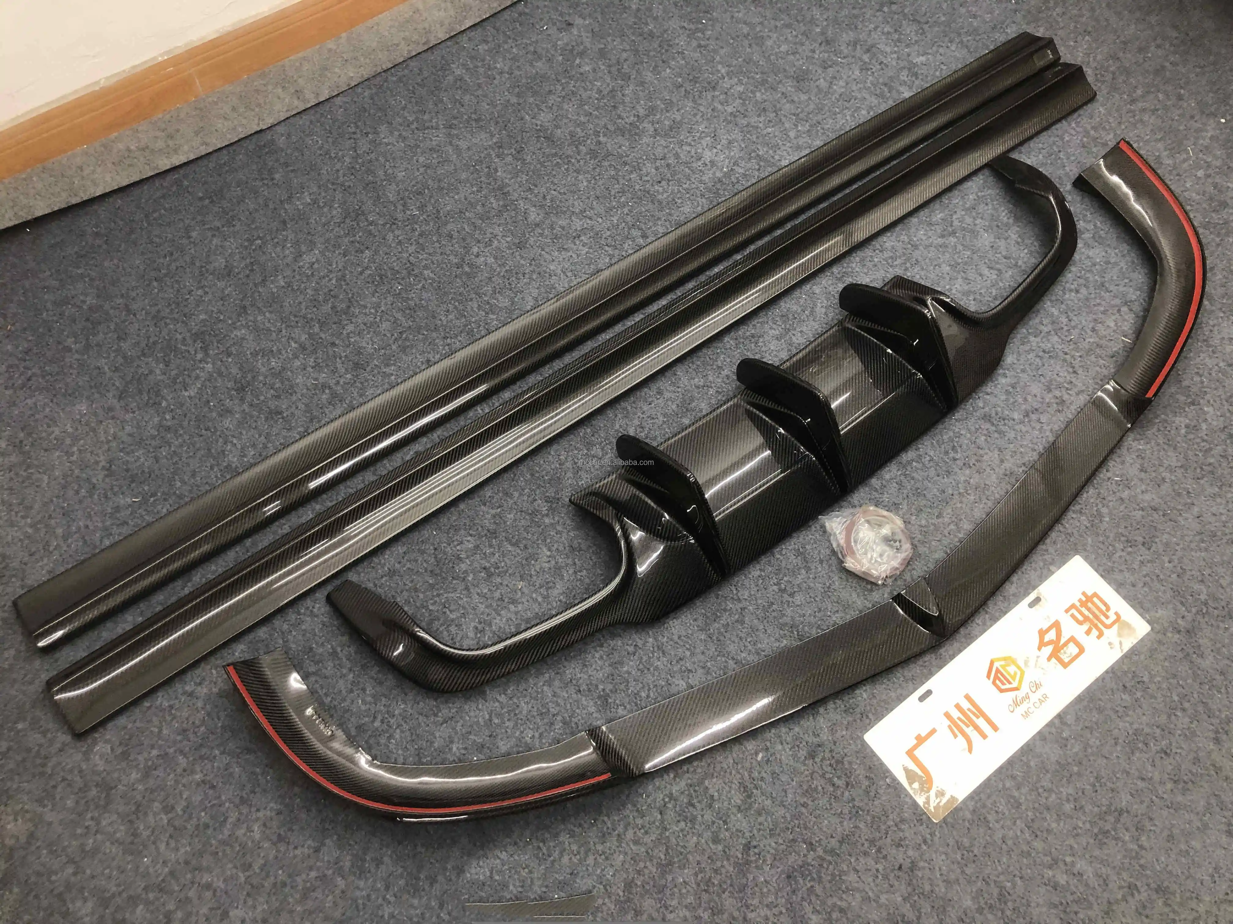 High Quality C63 AMG Front Lip Side Skirt Diffuser For Mercedes Benz W204 C63 Carbon Fiber Body Kit