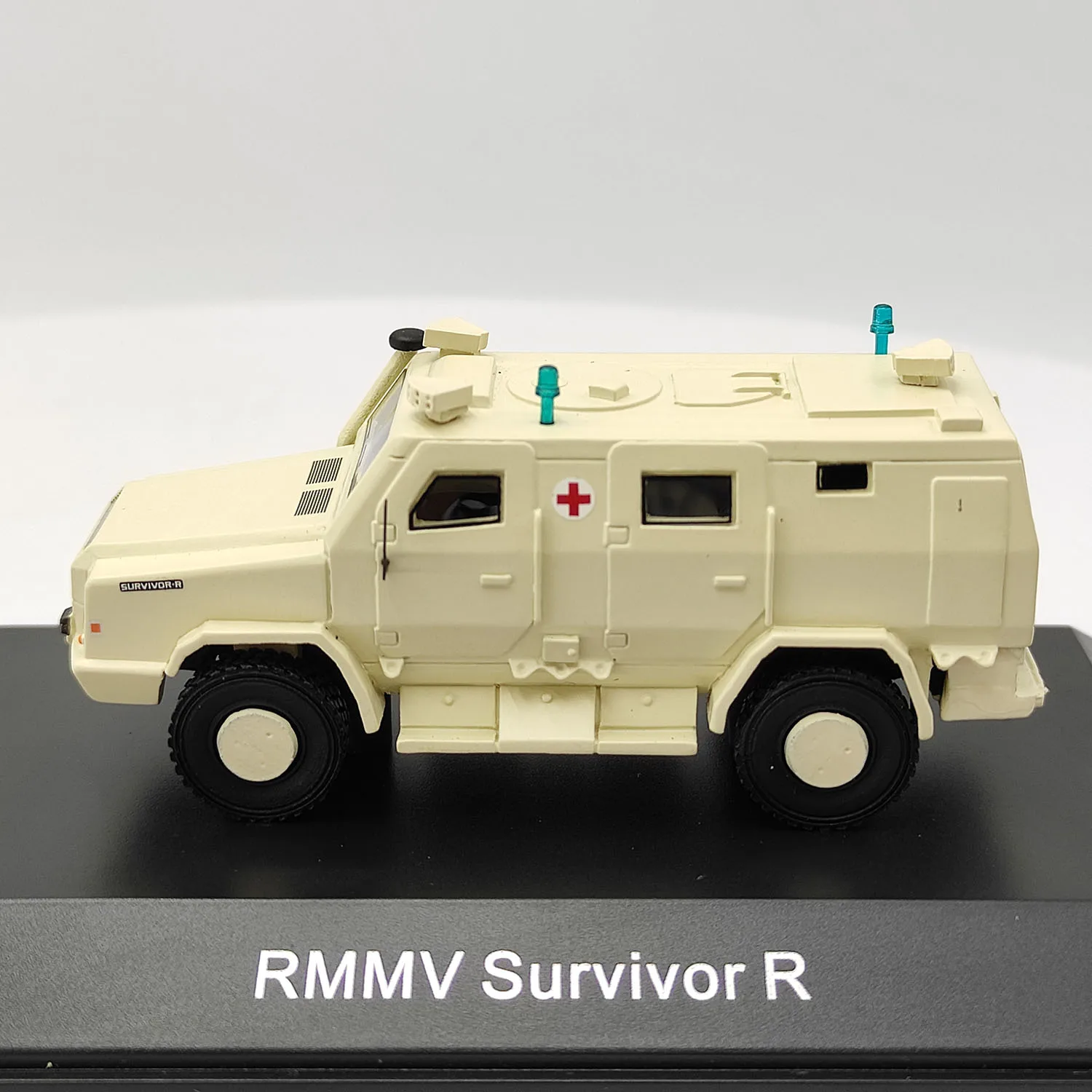 BOS 1:87 เรซินขนาด RMMV Survivor R รถพยาบาลของเล่นรถหุ้มเกราะรุ่นคลาสสิก Nostalgia ผู้ใหญ่ของที่ระลึกของขวัญจอแสดงผลแบบคงที่