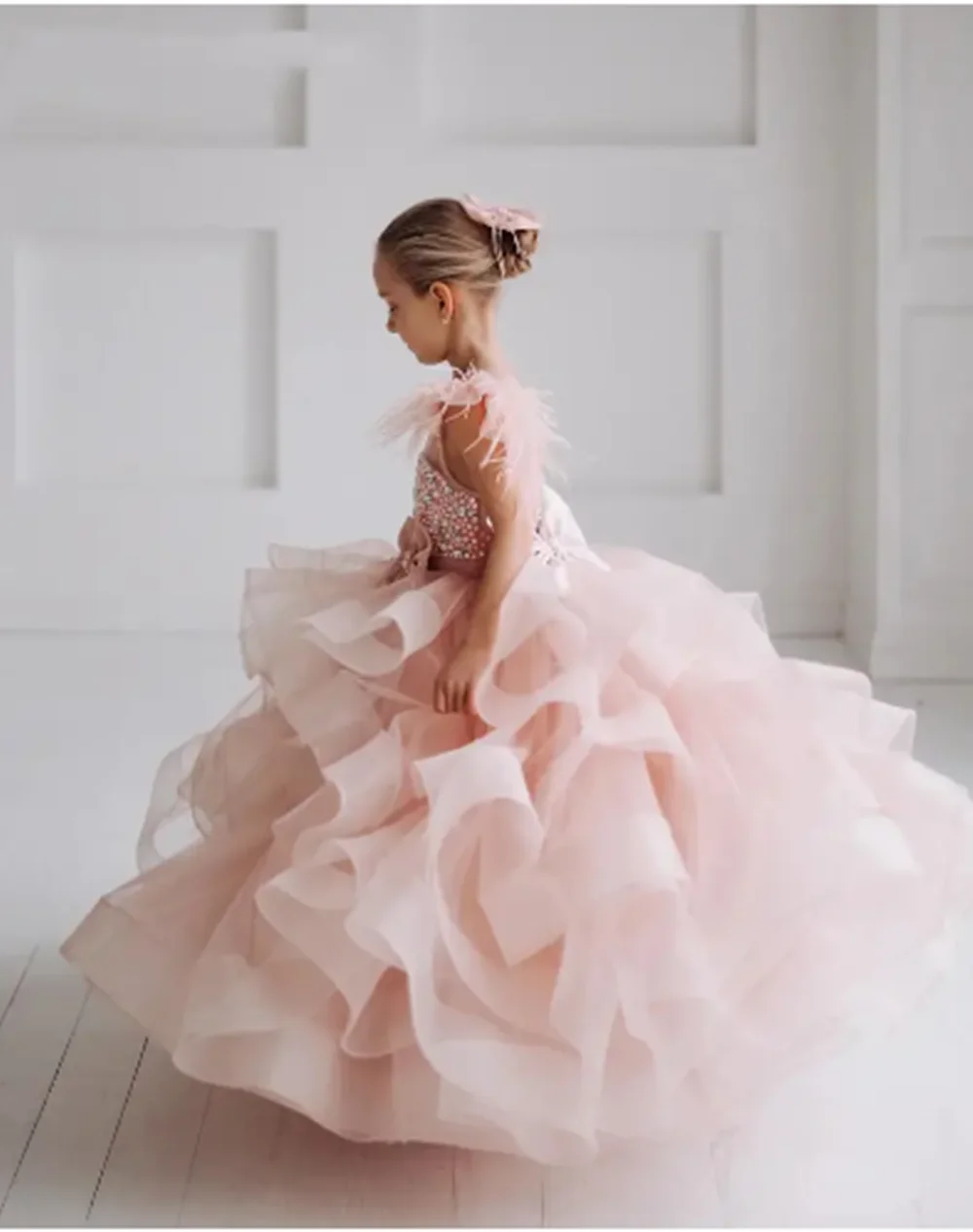 Customized Blush Pink Flower Girl Dresses For Wedding Layered Feather Pearls With Bow Graceful Kids Birthday Party Banquet Gown