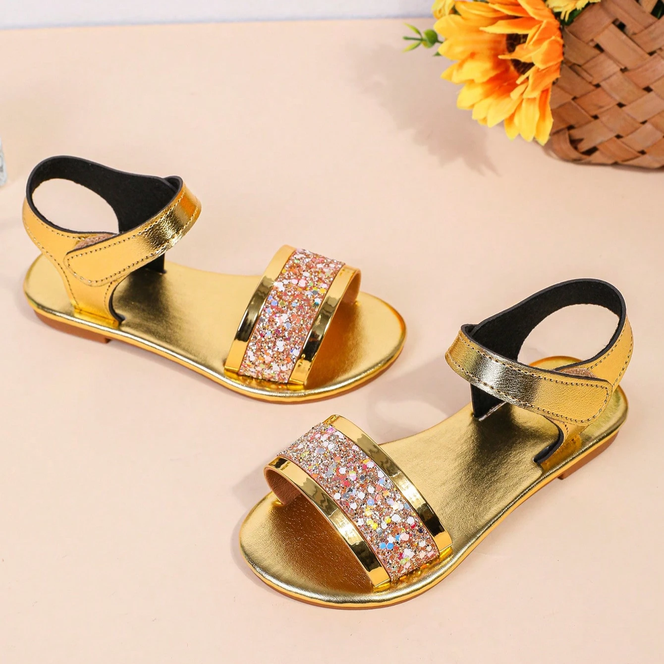 Kleinkind Mädchen Metallic-Leder-Sandalen 2026 Neue Sommer Kinder Offene Zehen Strand-Sandalen Rutschfeste Einfache Klassische Schul-Barfußschuhe – Detail 3