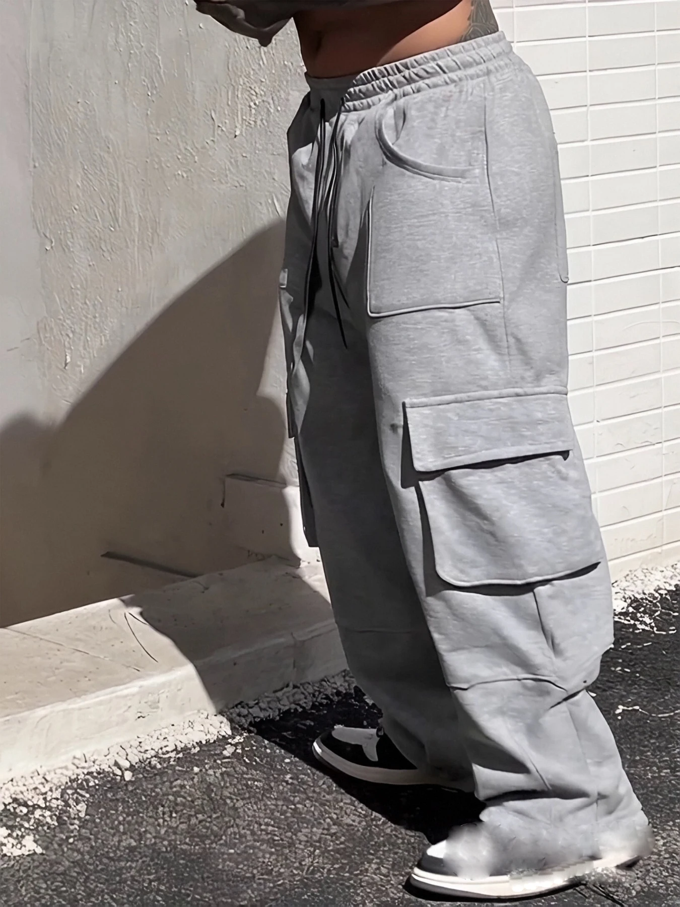 Autumn and Winter Men's Large Size Cargo Pants, Stereo Flap Pocket Pants Design, Stylish, Versatile, Casual, Fashionable, Sports Pants, Waist Drawstring, Adjustable, Suitable for Outdoor Sports, Leisure and Versatile Straight Pants