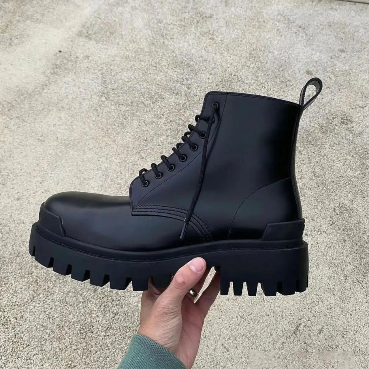 Botas Chelsea de punta redonda con cordones para hombre, zapatos con plataforma de trabajo de sentido de alto grado, moda versátil, parte inferior