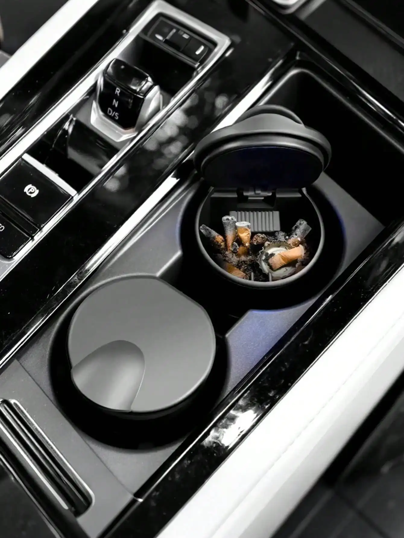 

Портативная автомобильная пепельница с откидной крышкой — огнестойкая, многофункциональная, прочный пластик, универсально подходит для всех моделей автомобилей.