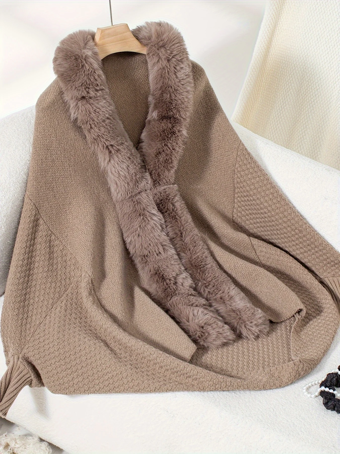 부드러운 인조 모피 숄: 겨울 따뜻한 랩. 스타일리시하고, 루즈핏이며, 손세탁 가능합니다. 완벽한 추운 날씨 패션 커버업!