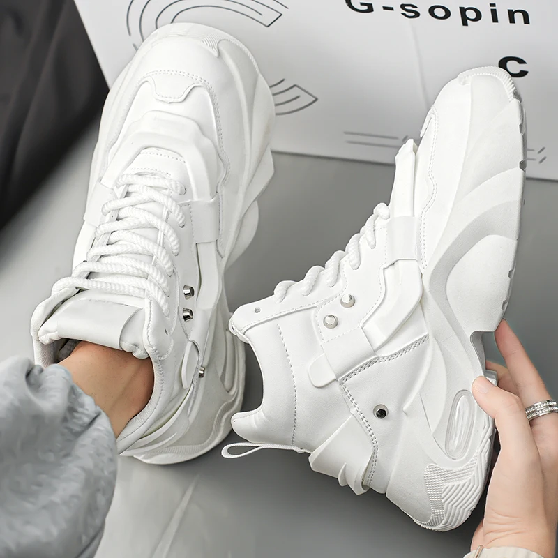 Herren-High-Top-Sneaker mit dicker Sohle, schlichter, aber hochwertiger Textur, mit dicken Schnürsenkeln und Metallnieten-Verzierung, luftgepolsterte dicke Sohlen für zusätzliche Höhe und Stoßdämpfung, erhältlich in Schwarz und Weiß, mit trendigem und robustem Design, geeignet für Herbst- und Winterkleidung, ideal für tägliche Ausflüge, Street-Casual-Looks und verschiedene andere Anlässe. – Detail 12