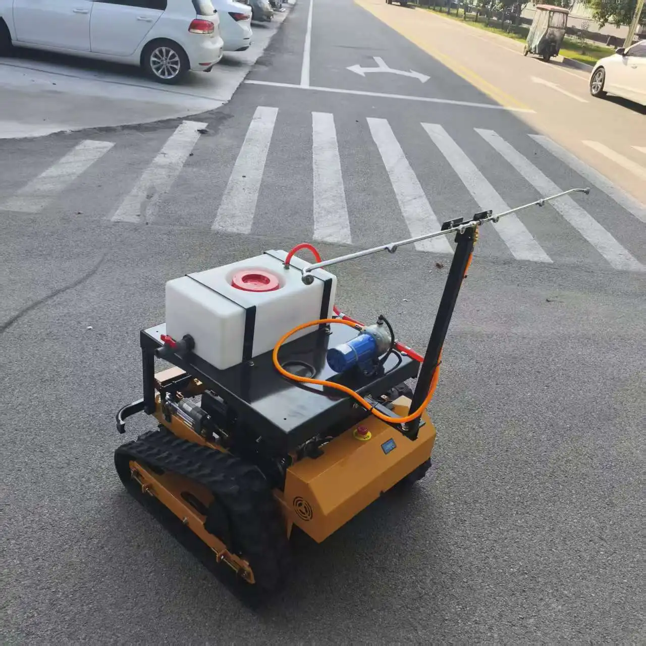 دعم التخصيص ودعم OEM لجزازات العشب للتحكم عن بعد والتي يمكن تجهيزها بخاخات ومجارف الثلج.