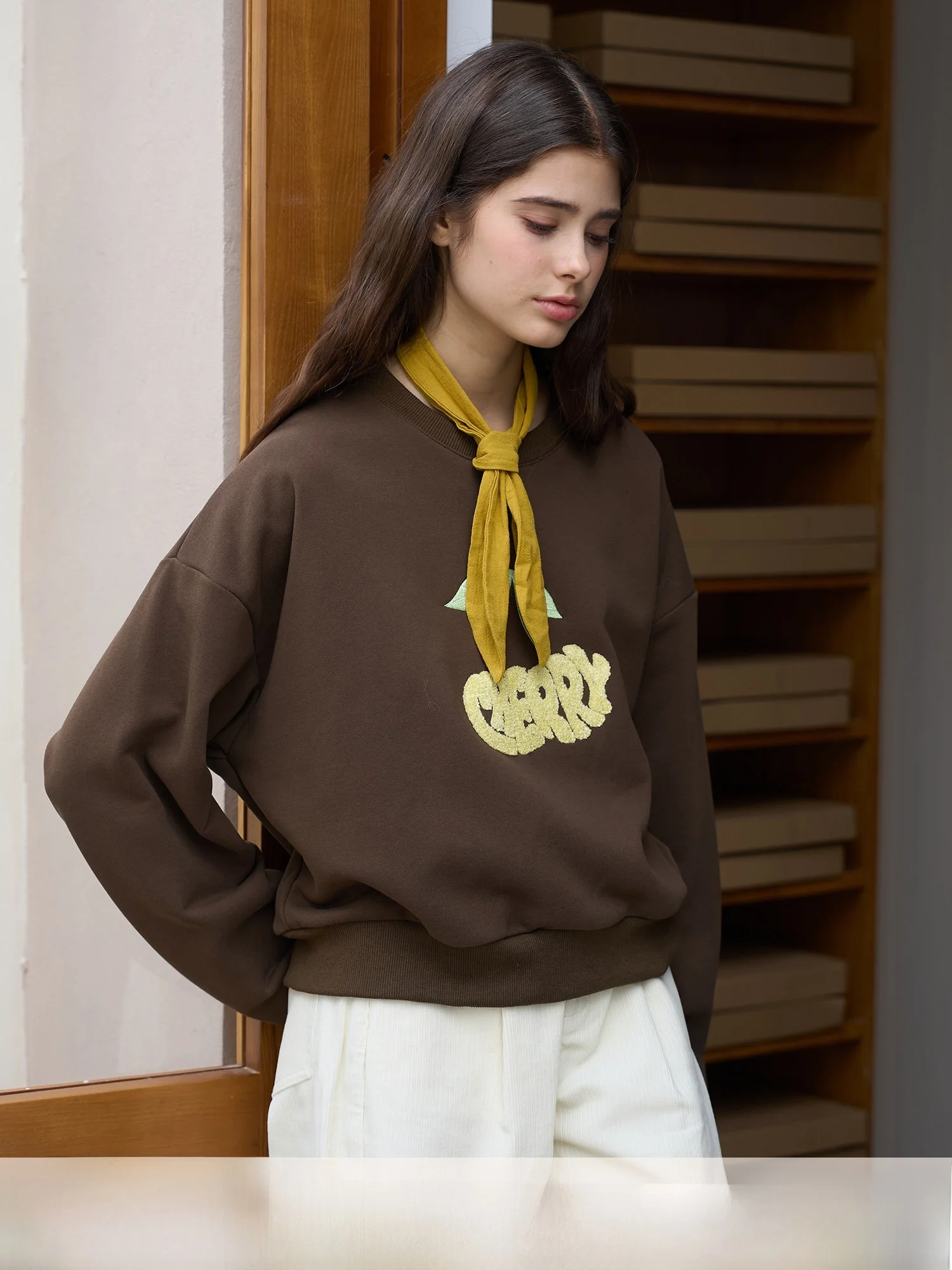 

Свободный свитшот с круглым вырезом и вышивкой, со спущенным плечом, повседневный топ для женщин, весенний, из смесового хлопка и полиэстера, комфортный