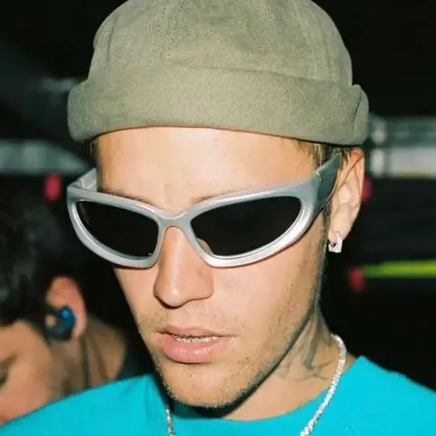 10 best sales år 2000-spegel - №2